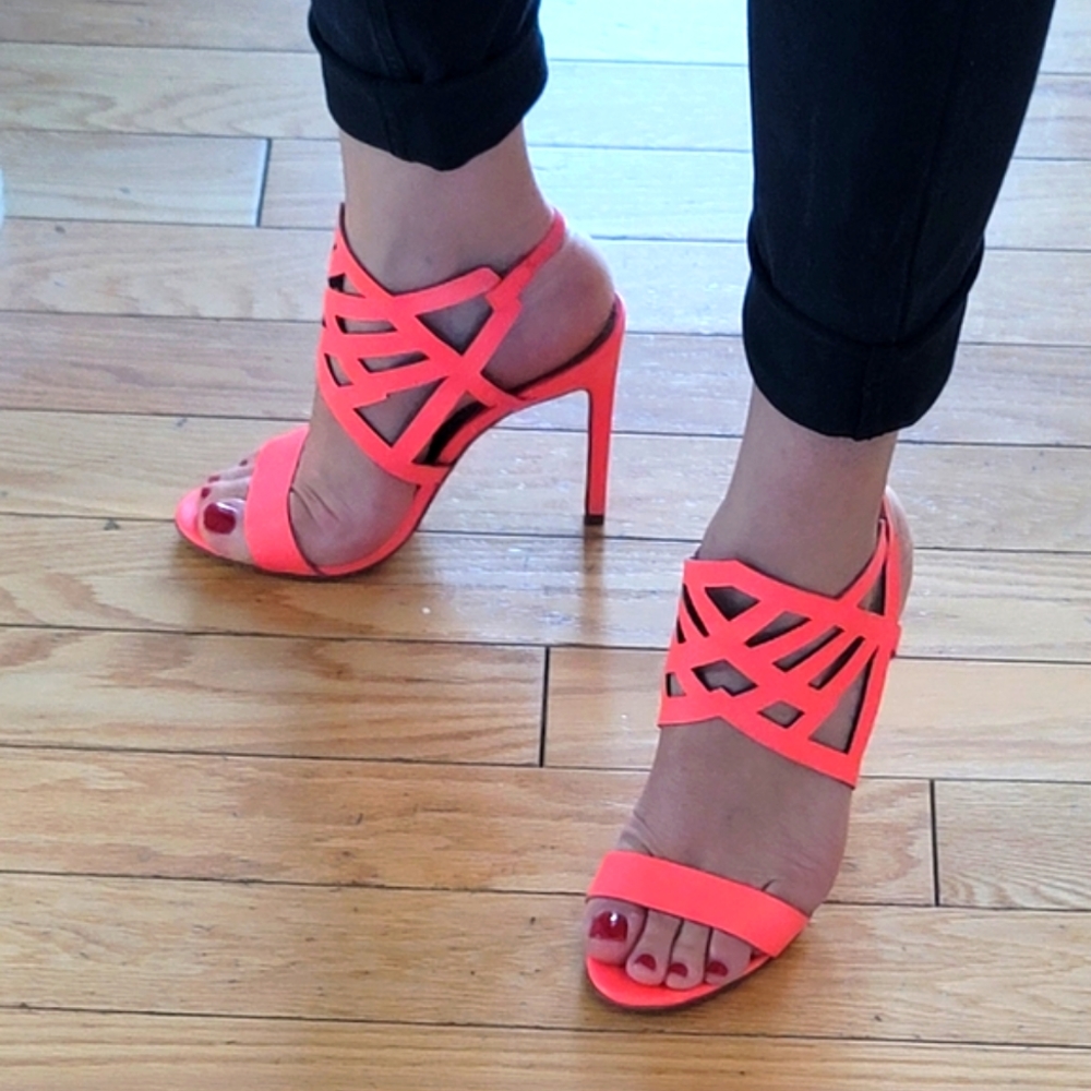 New Pair of hot pink sandals size 7 summer heels